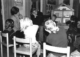 Kinder spielen Pantomime