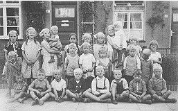 Kindergruppe in der Wupperstra&szlig;e in Bremen im Jahre 1934