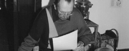 Der Redakteur liest einen Leserbrief