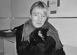 Katze P&uuml;ppi auf dem Arm von Tierpflegerin Tina